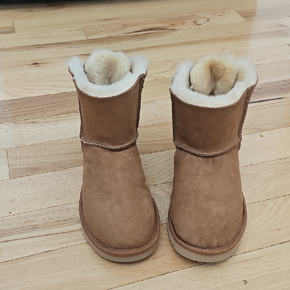 UGGS Cozy Tan Shearling Boots - Picture 1 of 4